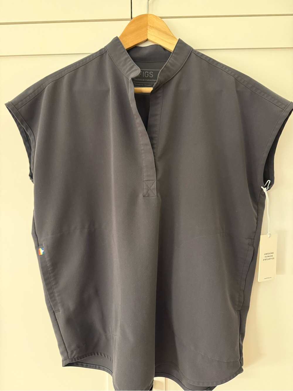 FIGS Pride - Women’s charcoal Rafaela oversized scrub top - XS - limited edition - Picture 4 of 9